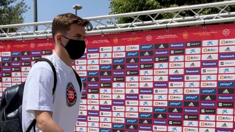 Diego Llorente llegando a la concentración de la selección española