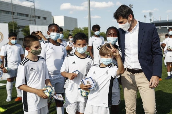 Iker Casillas visita escuela sociodeportiva del Real Madrid