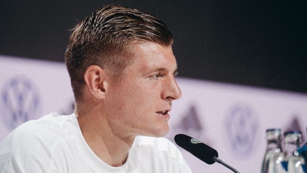 TWITTER @DFB_Team_ES Toni Kroos en conferencia de prensa con la selección alemana