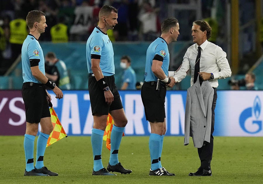 Mancini saluda al cuerpo arbitral