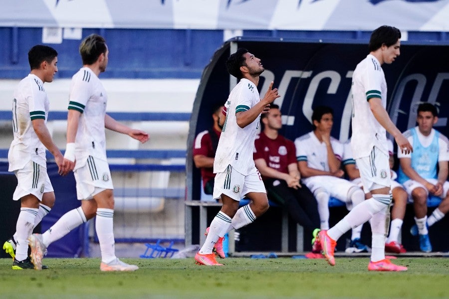 Mudo Aguirre festejando gol de la victoria