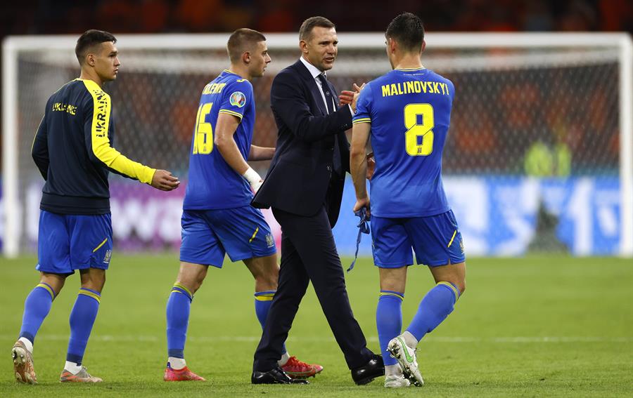 Shevchenko junto a sus jugadores