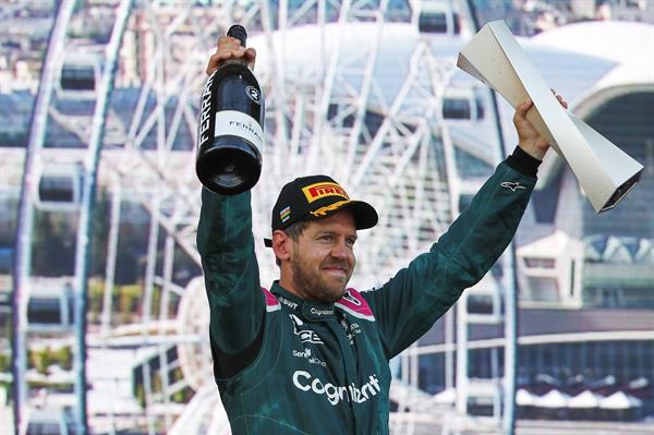 Sebastian Vettel festejando en el Gran Premio de Azerbaiyán