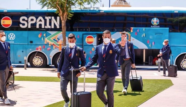 Jugadores de la Selección Española posando con sus trajes