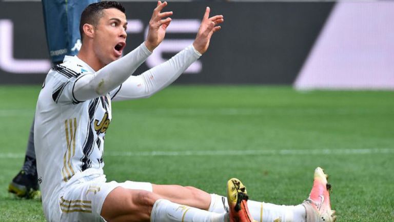 Cristiano Ronaldo durante un duelo con la Juventus