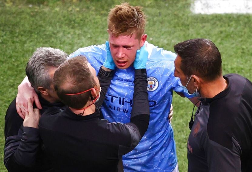 De Bruyne es analizado por el cuerpo médico