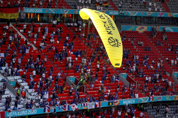 El activista sobrevolando el estadio alemán