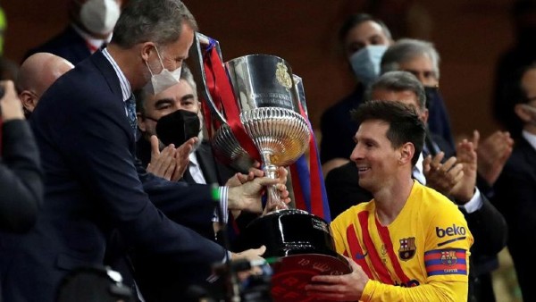 Lionel Messi recibe el trofeo de la Copa del Rey