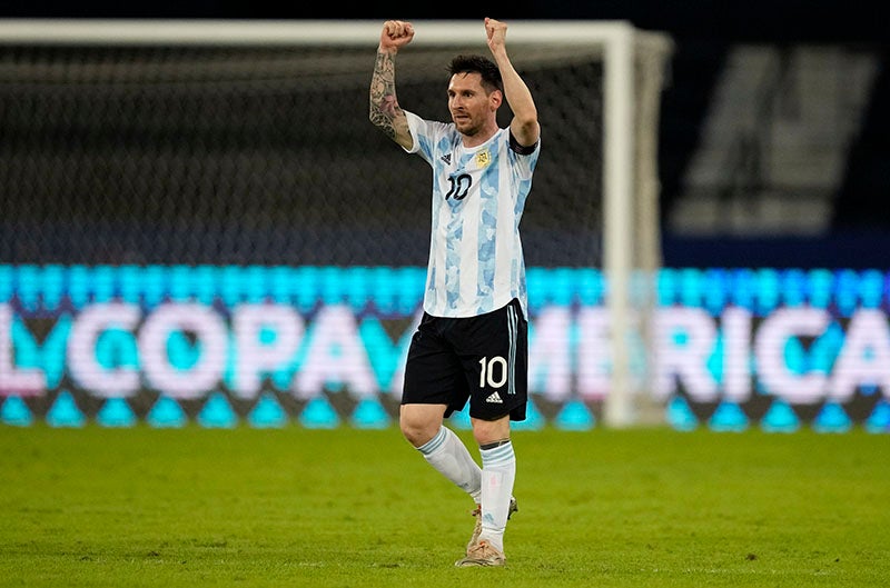 Lionel Messi durante un duelo con Argentina 