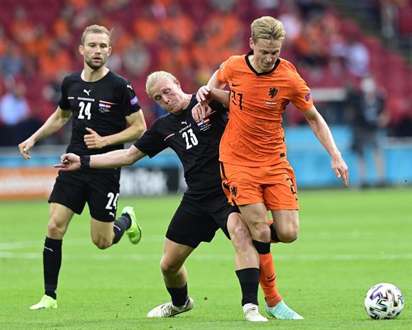 Frenkie de Jong disputa un balón