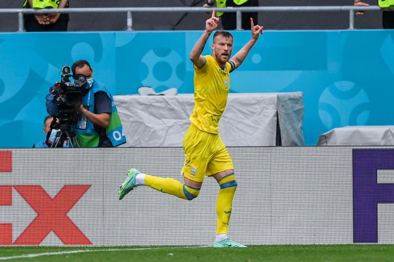  Andriy Yarmolenko en festejo