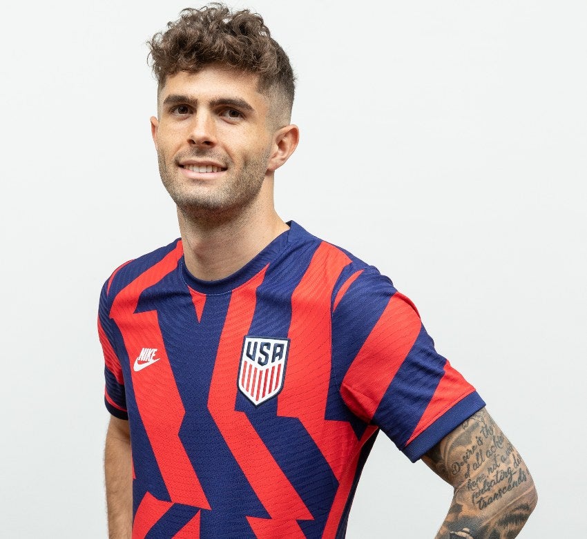 Pulisic posando con el nuevo uniforme de los Estados Unidos