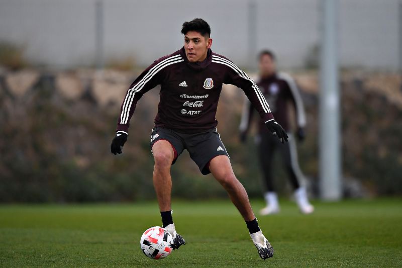 Edson Álvarez en entrenamiento