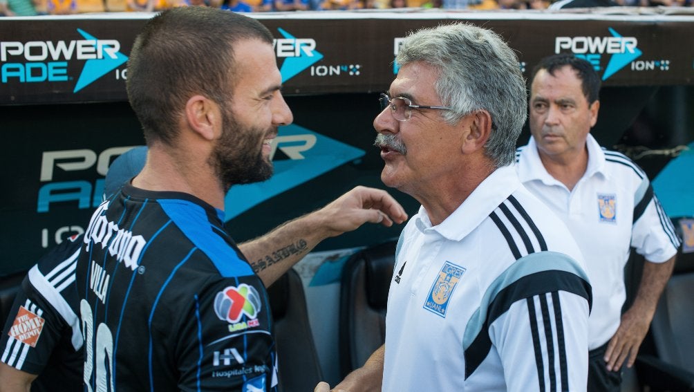 Emanuel Villa y Ricardo Ferretti en saludo