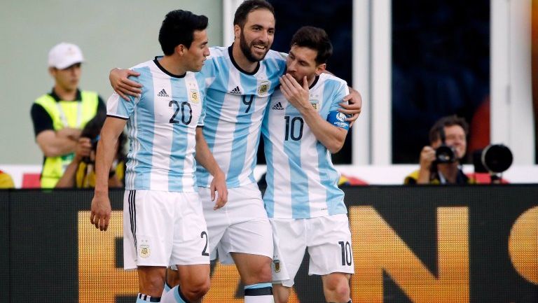 Higuaín y Messi charlando tras el tanto de Pipita