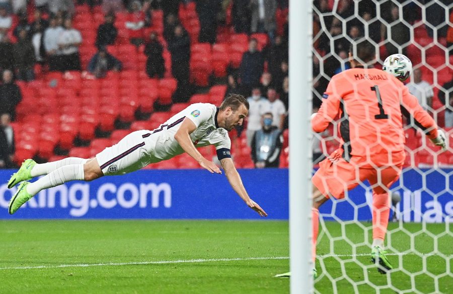 Harry Kane no alcanza a rematar un balón