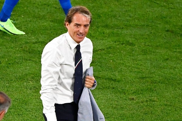 Roberto Mancini sonríe al finalizar juego contra Suiza en la Eurocopa