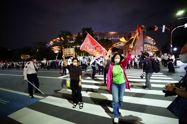 Ciudadanos nipones protestan en contra de la realización de los Juegos Olímpicos