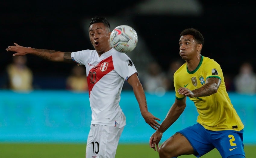 André Carrillo en el partido entre Perú y Brasil