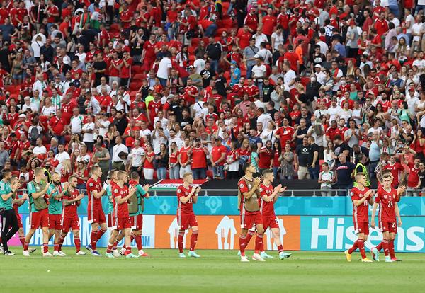 Hungría aplaude a su afición al finalizar juego contra Portugal en Budapest