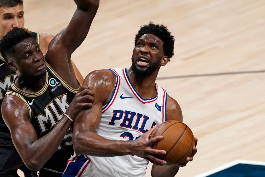 Joel Embiid en el duelo entre 76ers y Hawks