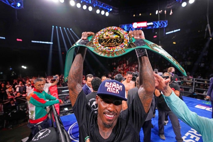 Jermall Charlo celebra tras vencer a Juan Macias Montiel