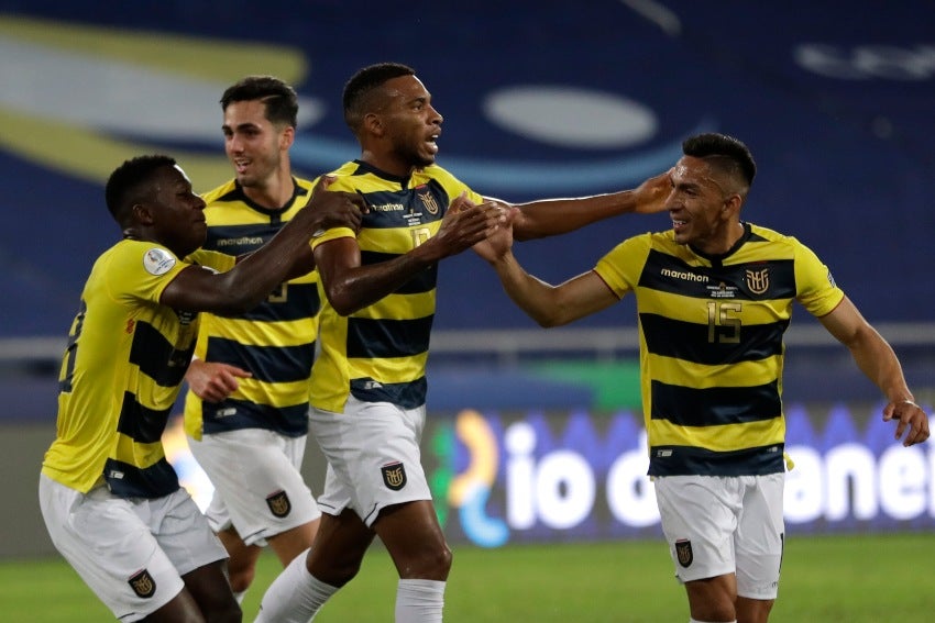 Jugadores ecuatorianos festejando un gol a favor