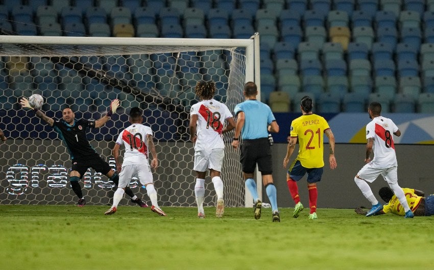 Sergio Peña Flores anotando el gol ante Colombia