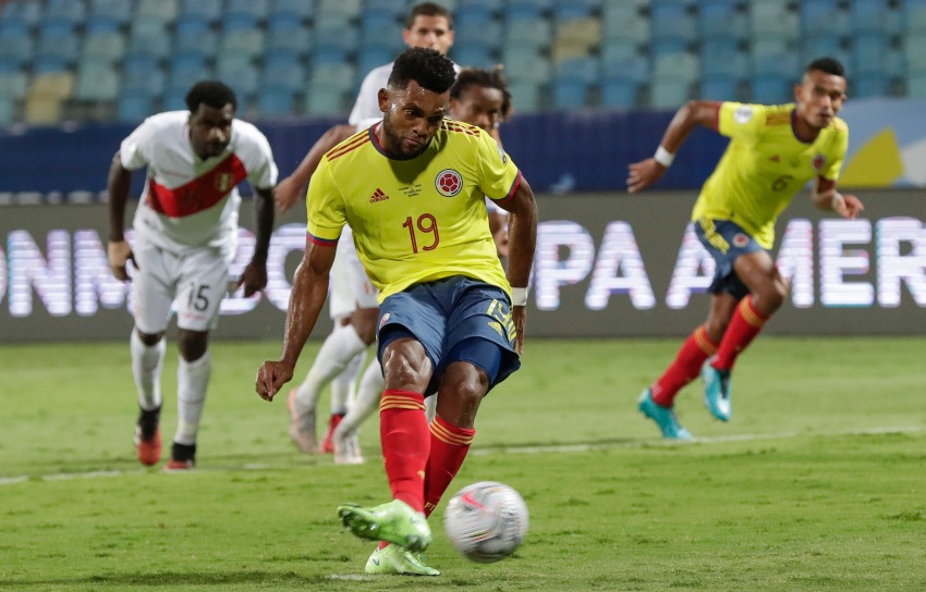 Borja cobrando el penalti ante Perú