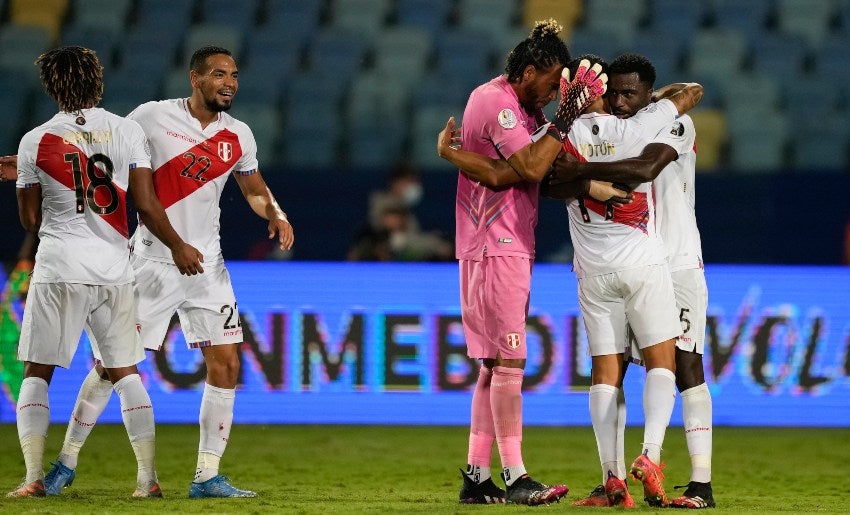 Jugadores peruanos festejando el triunfo sobre Colombia