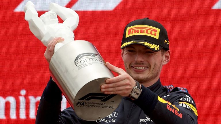 Max Verstappen levanta trofeo de primer lugar en el GP de Francia