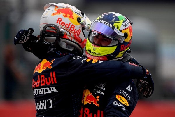 Sergio 'Checo' Pérez se abraza con Max Verstappen en el GP de Francia