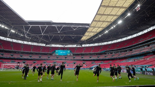 Jugadores de la República Checa entrenan en Wembley