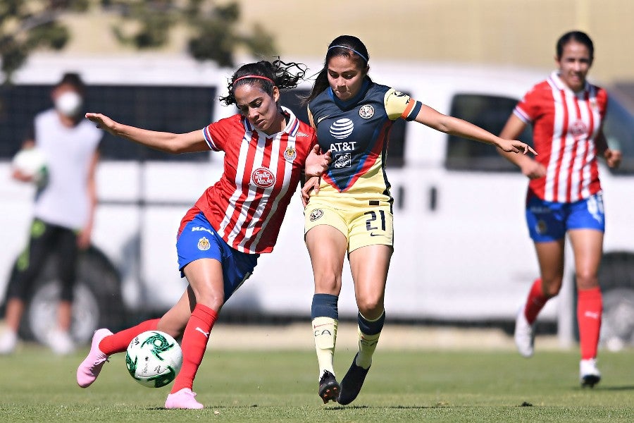 Dalia Molina durante un partido con América