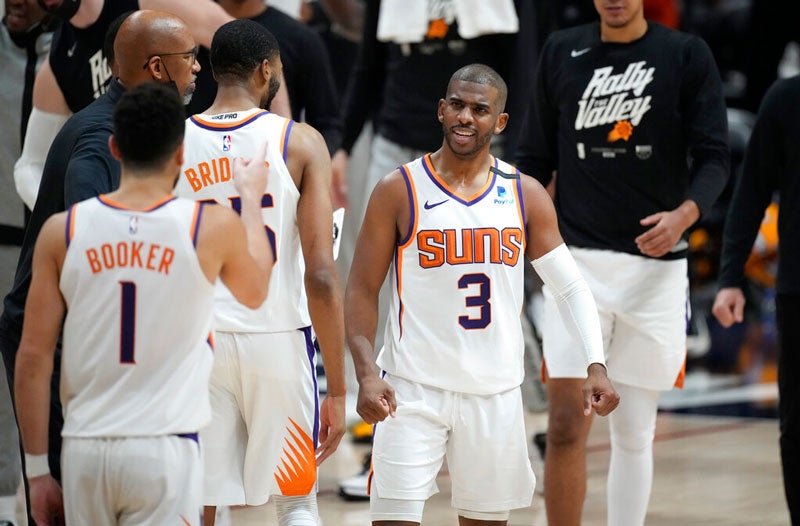 El base de los Suns celebra con sus compañeros