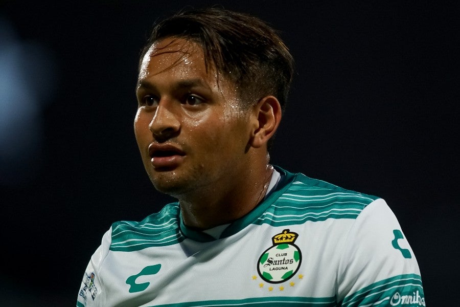 Adrián Lozano durante un partido con Santos