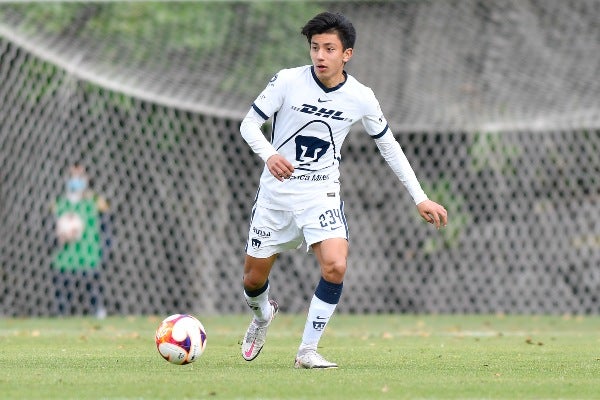 Héctor Ramírez en acción con Pumas Sub 18