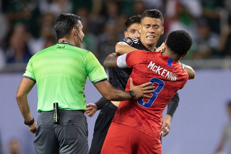 Héctor Moreno y Weston McKennie en enfrentamiento