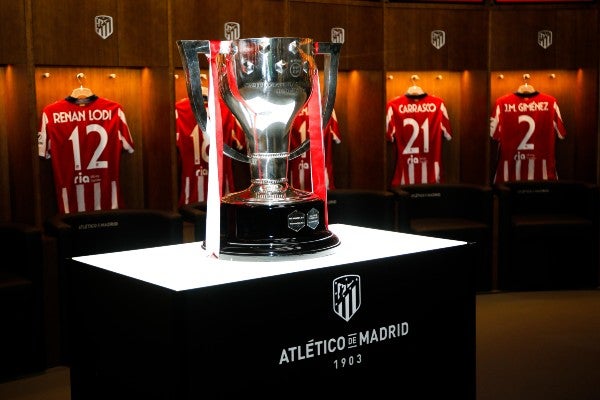 Trofeo de LaLiga en exhibición dentro del Wanda Metropolitano