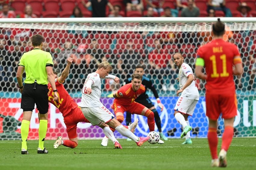 Dolberg al momento de sacar su disparo para conseguir el primer gol de Dinamarca