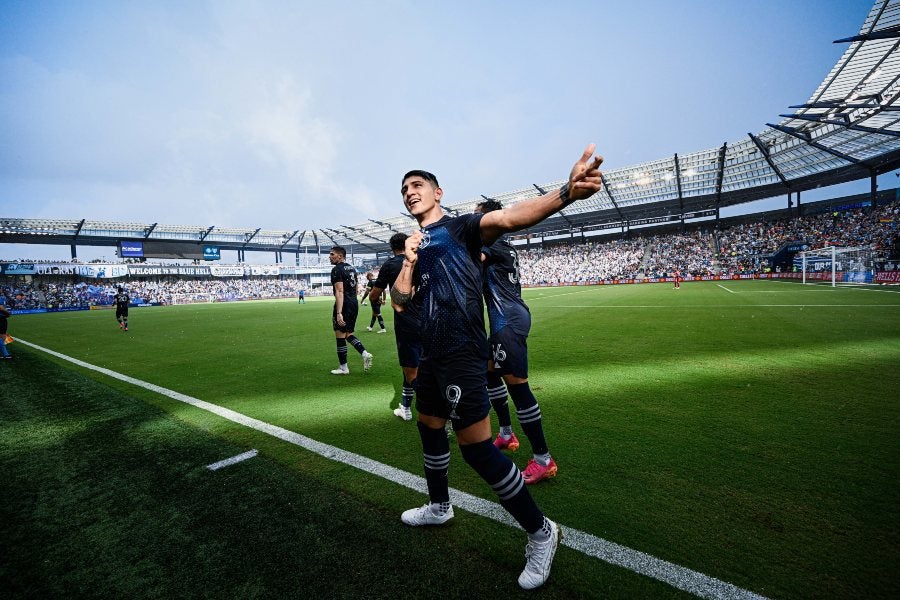 Alan Pulido celebrando un gol con Sporting Kansas City