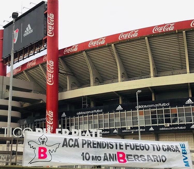 Pancarta afuera del Monumental