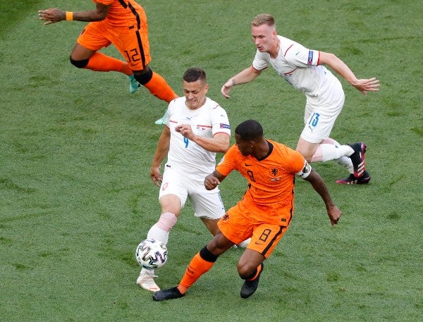 AP Georginio Wijnaldum en acción frente a República Checa