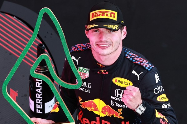 Max Verstappen posa con su trofeo