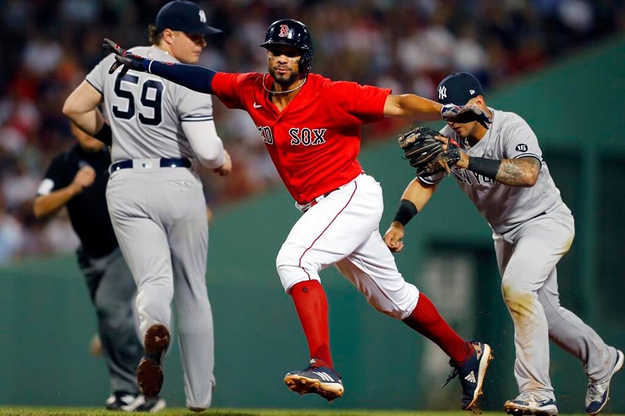 Xander Bogaerts es puesto out por Gleyber Torres