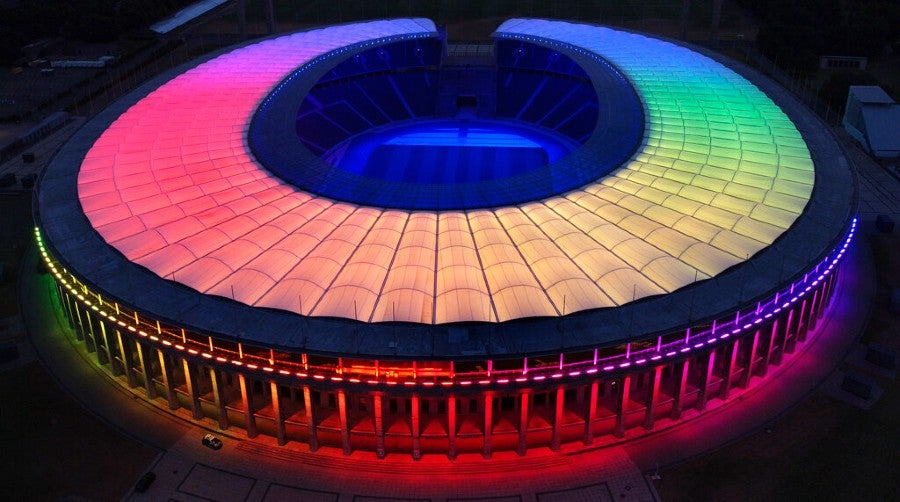 Estadio Olímpico de Berlín iluminado con la bandera LGBT