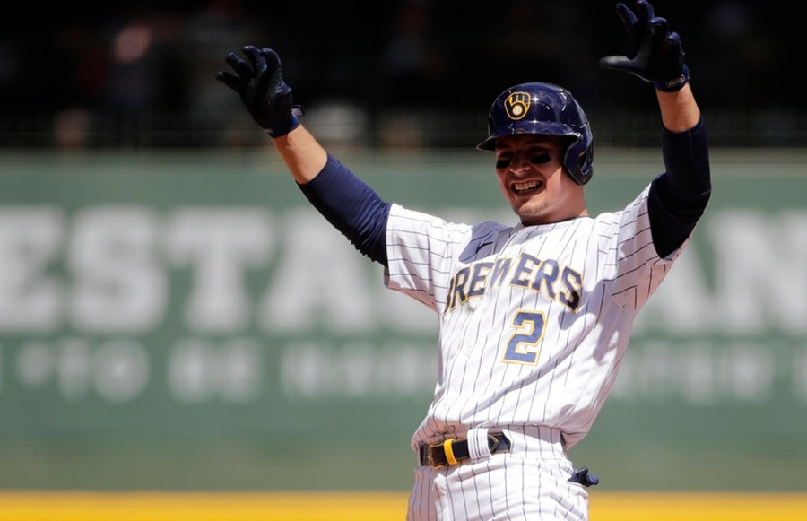 Luis Urías celebra en juego de los Brewers