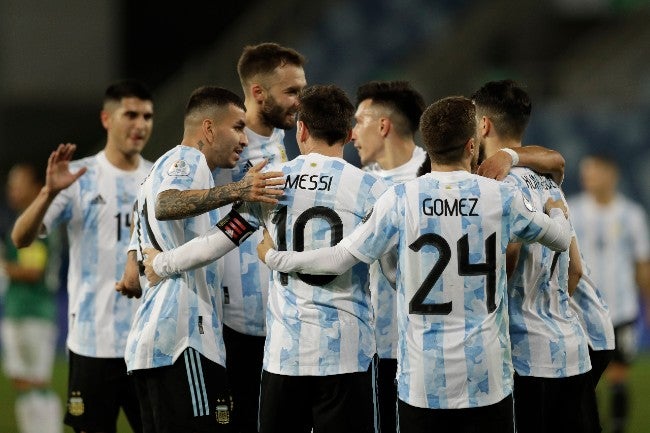 Jugadores de Argentina se abrazan tras un gol