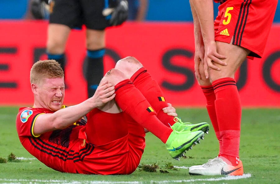 Kevin De Bruyne lesionado en el césped