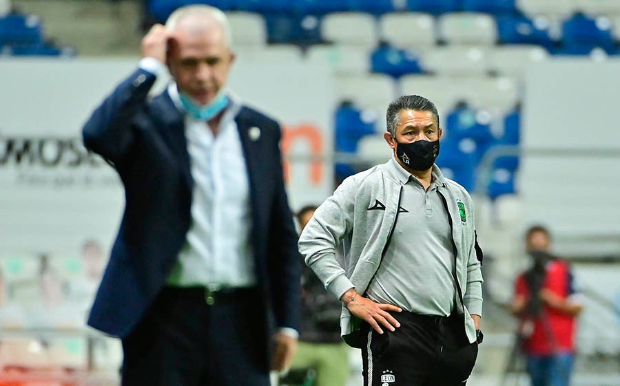 Ignacio Ambriz y Javier Aguirre en partido de Monterrey vs León